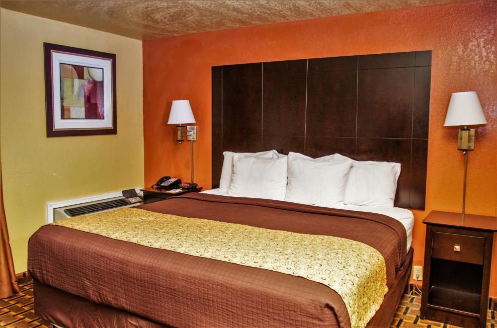 King Room - Non-Smoking interior